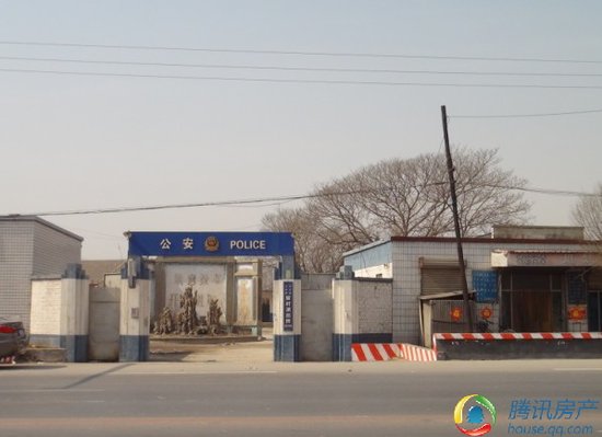 马路对面就是留村乡派出所,安全有保障.