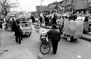 天威中路:流动小吃摊摆到了路中间_频道-保定