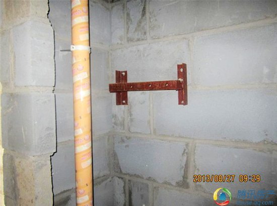 用于固定供热立管的金属架体