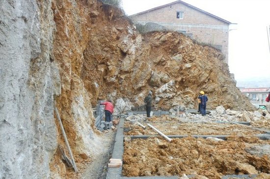 屌丝女子晒自建房 网友曝成本400元\/平米