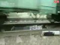 视频：俄国两男孩玩惊险 卧轨自拍火车碾过