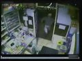 视频：监控实拍劫匪打劫便利店惨被店主暴揍