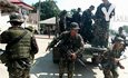 Les Philippines, les uniformes des policiers ont tiré et tué quatre hommes armés qui ont intercepté les bus
