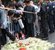 无良小学给学生吃烂菜 家长现场讨说法