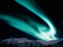 太阳风暴划破天际 地球散发美丽极光