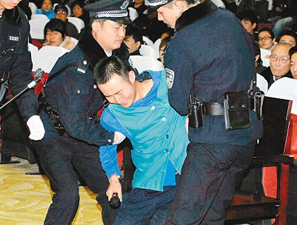 大学生肇事后杀人灭口 痛哭下跪求原谅
