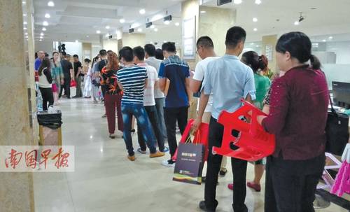 北海市民扎堆办理房产证明 黄牛 号被炒到500