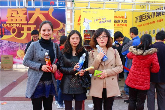 沃尔玛携手腾讯语音微信房产贩卖机人气急升/女踩美女头图片
