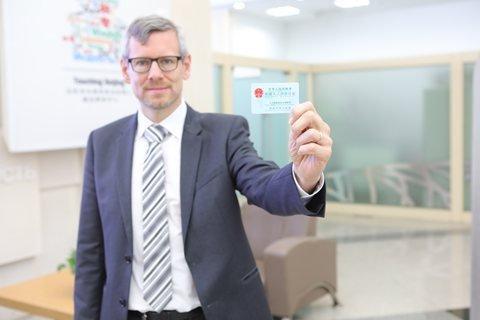 北京市发布首张外国人来华工作许可证