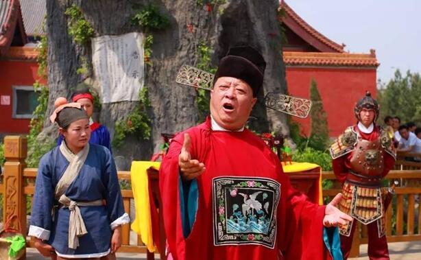 为什么很多人习惯背着手?_大燕网北京站_腾讯网