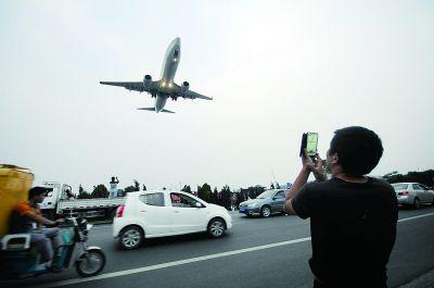 市民在南苑机场路边看飞机 不管身后危险_大燕网北京站_腾讯网