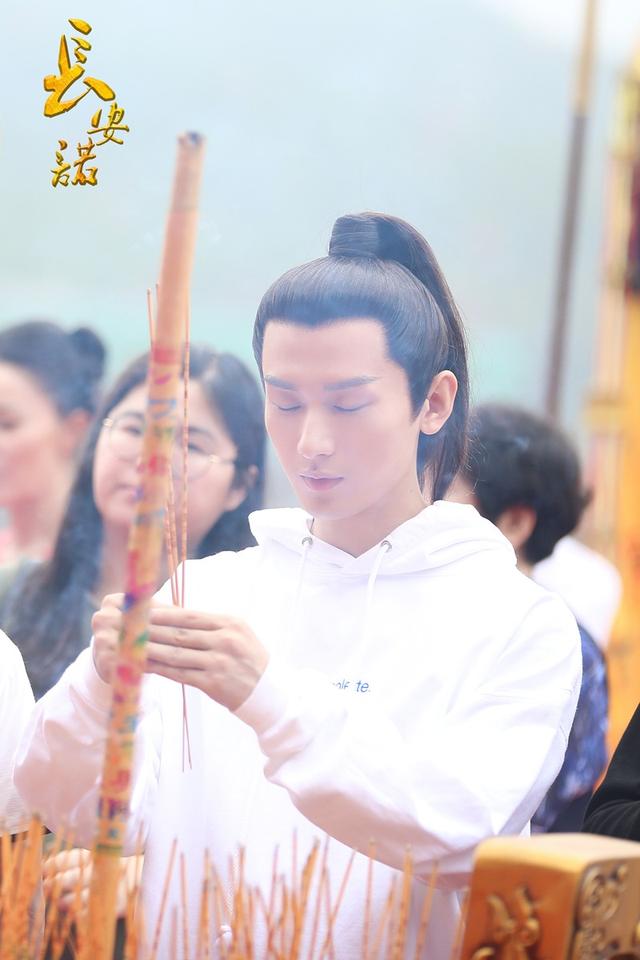 成毅清爽亮相《长安诺》开机 为"奔赴战场"狂练骑马