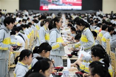 10月19日中午,北京市第二中学食堂里,学生们在吃午餐.