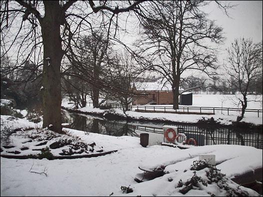 英国牛津：雪中的学院派气息