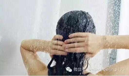 秋天是<em>掉头发的季节</em>,怎么做才少掉些?!_大燕网