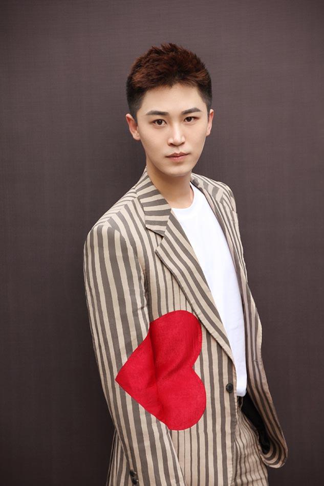 代超出席活动 个性西装加身优雅中不失可爱