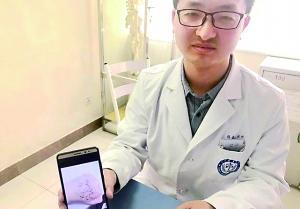 为逗小患者开心 儿科医生在手上画小猪佩奇