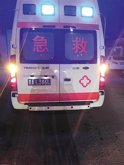 外地牌黑救护车盘踞北京医院周边 自称活人死人都能拉