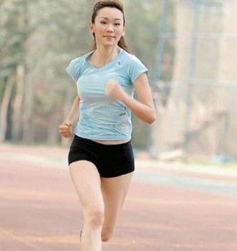 鼓励学生上操场有新招慢跑送早餐被追捧