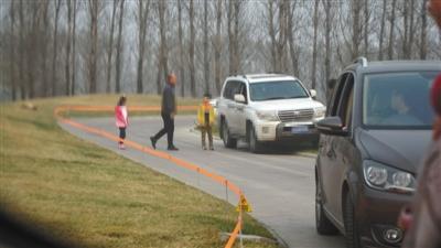 北京野生动物园游客不听劝阻 带孩子在白虎区下车