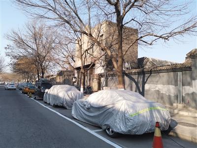北京市停车电子收费首日压线跨位违停严重