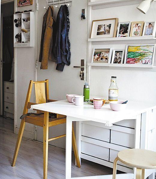 可折叠桌子灵活方便,兼具餐桌,书桌等功能.