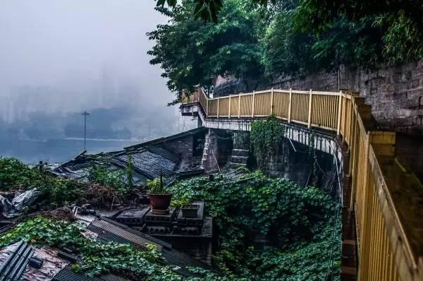 走到步道最后又可俯瞰长江,观重庆城美景.