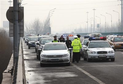 机场二高速违法停车被执法 62辆车被查处