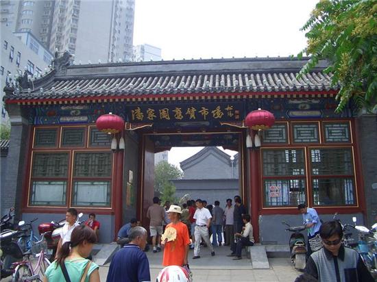 潘家园旧货市场是全国人气最旺的古旧物品市场。周末开市日客流量达六、七万人,其中外宾近万人。不同肤色、不同语言、不同阶层、不同信仰的游客在这里交融。美国前总统克林顿夫人希拉里、美国众议院议长哈斯德、泰国公主诗琳通等数十位外国政要曾来这里游览购物。
