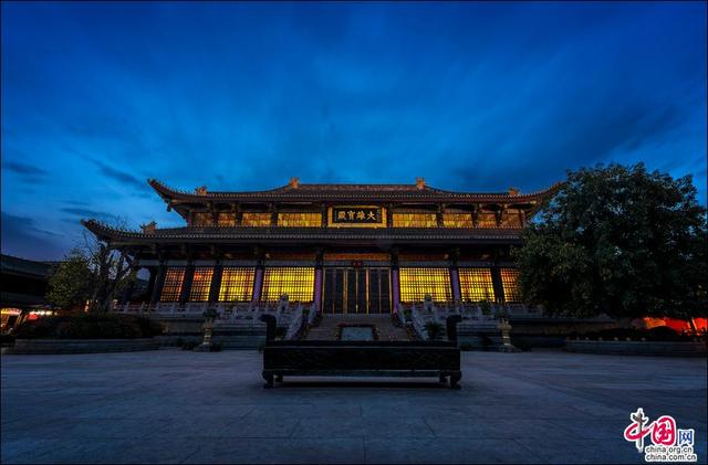 中国最大的寺院"大佛禅院 闹市里的冥想世界