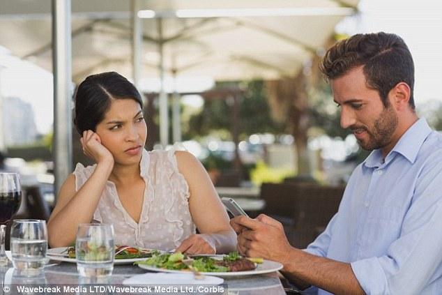 低头族刷手机越频繁越容易冲动焦躁