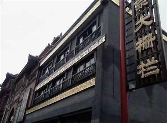 新前门大街已经挂上昨日鸟笼、铜鼓、冰糖葫芦等具有老北京特色式的路灯。改造后的前门大街换成了青白石路面,再现昔日御道风采,留存在老北京人记忆中的有轨电车(铛铛车)、五牌楼等明清风景重新展现在人们的眼前。