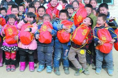 北京小伙伴为山里娃送福袋官滩小学中心盱眙图片