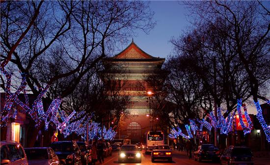 “北京电玩一条街”的名气不仅让鼓楼东大街名噪京城,连一些外地商家也慕名进京采购。整条鼓楼东大街除了电玩商店之外,还错落分布着16家乐器行,其密度之高,也可以称得上是乐器一条街。