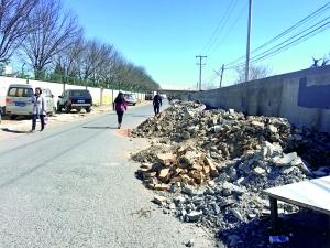 天通苑北地铁站附近垃圾占道令行人叫苦 城管