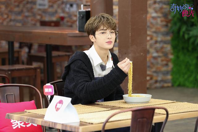 《奇妙的食光》Justin化身贾PD 朱正廷滑沙秒变吃沙直播