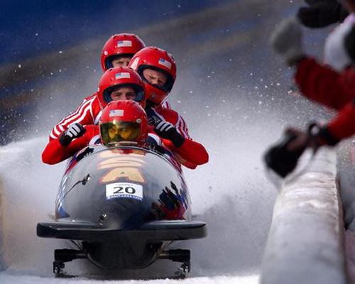 冬奥会比赛项目雪橇比赛包括有舵雪橇(bobsleigh,也翻译作雪车)与俯式