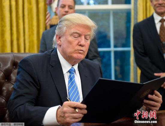 当地时间2017年1月23日，美国华盛顿，美国总统特朗普23日签署行政命令，正式宣布美国退出跨太平洋伙伴关系协定(TPP)。特朗普在白宫椭圆办公室签署了上述行政命令。