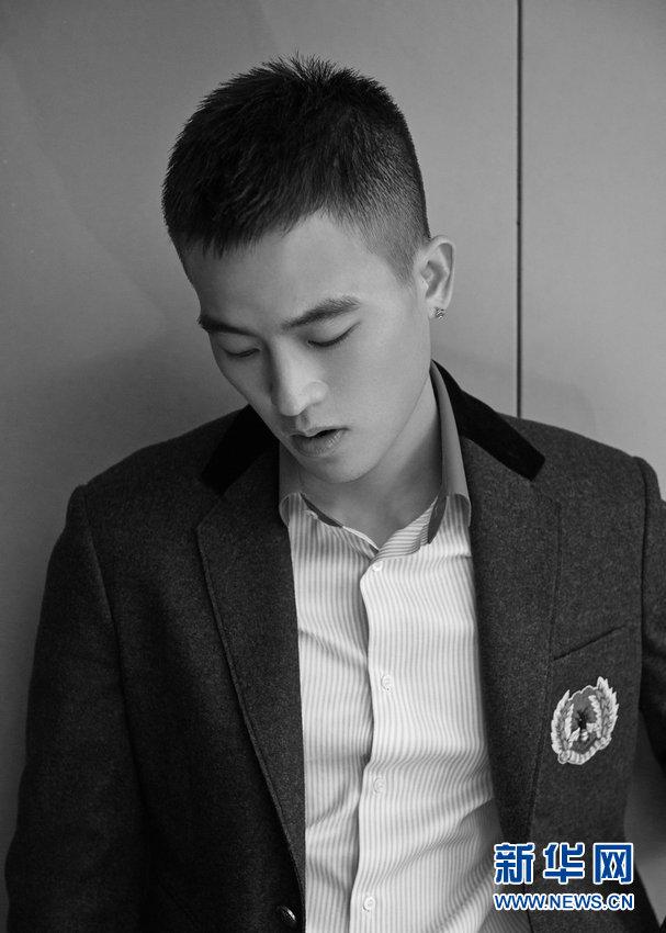 欧豪黑白写真 一身简约西装演绎冬日质感时尚