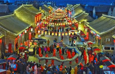 延庆永宁古城璀璨亮灯 竹马、旱船精彩亮相