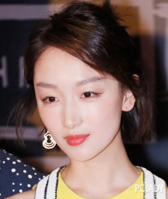 单眼皮拯救大法!周冬雨的凝视是什么鬼