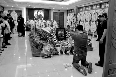 我家成员送别金雅琴我们俩宫哲怀念奶奶_大燕网北京站_腾讯网