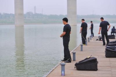 水下特警练的是勇气 在粪水中拽出尸体