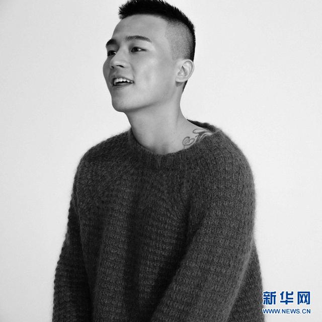 欧豪黑白极简写真曝光 浅露酒窝展招牌笑容