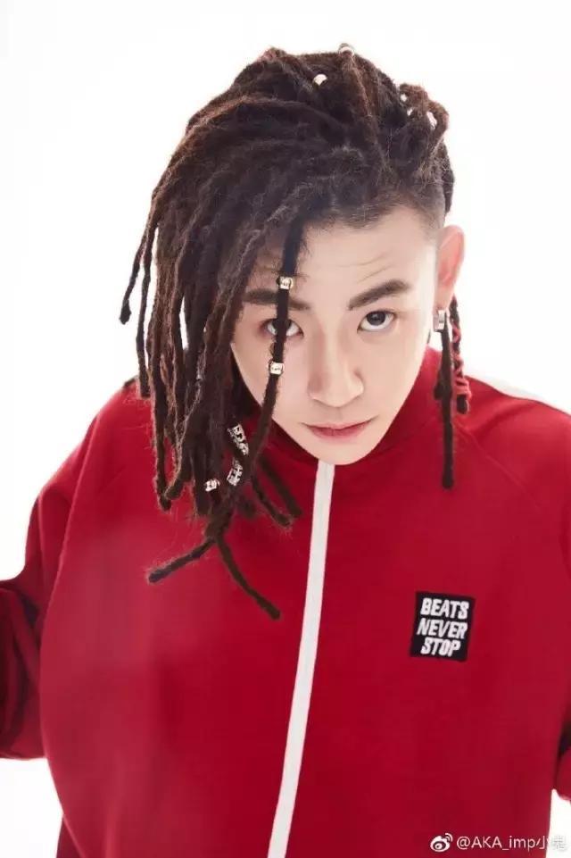 Box Braids (吹波糖理解:编出来的辫子) 另一种常被大家称为脏辫的是Box Braids,要注意的是,这种辫子不叫脏辫!其特点吹波糖的理解就是,(不是搓出来而是)编出来的,看起来很整齐不毛躁的辫子头。最最典型的Box Braids就是我们玮柏导师新专辑造型的这一头。