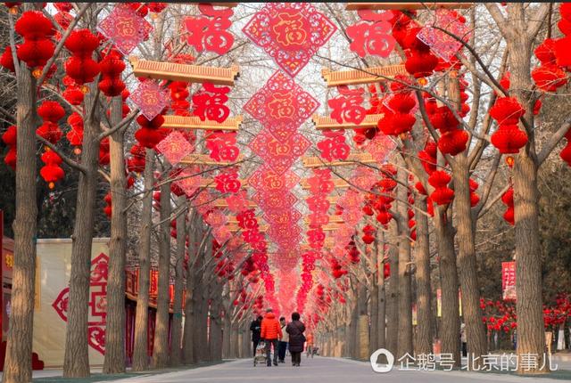 鸡年春节倒计时第二天:北京地坛新春庙会布置