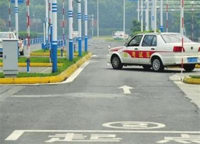 爆驾考灰色利益链:考官收入抵整个驾校利润