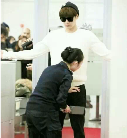 追星那么多年,不如去做安检员!