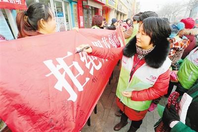 十面霾伏让人忧 过年你还放烟花爆竹吗?