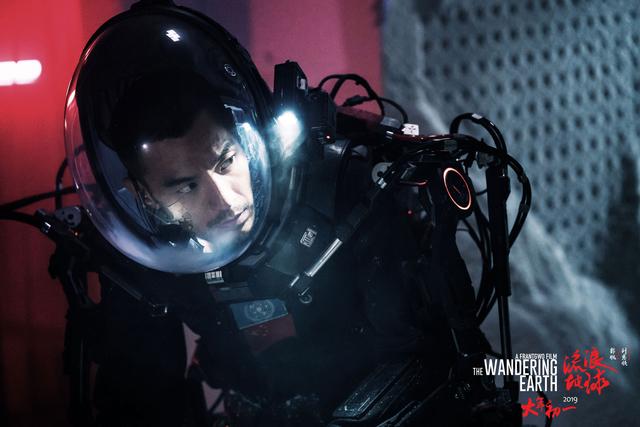 《流浪地球》发布终极预告海报 有种的中国人”为家而战”
